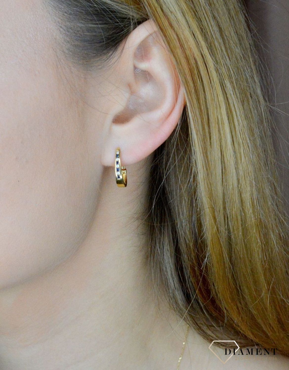 Złote kolczyki wiszące 585 z diamentem i szafirem E1505SA Szafir. Przepiękne kolczyki złote z brylantami i szafirami z zapięciem typu angielskiego wykonane zostały z 14- karatowego złota próby 585. Kolczyki będą idealnym dodat.jpg